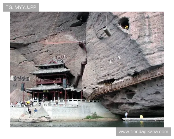 龙虎山风景：探访中国著名的道教圣地与自然奇观的完美结合